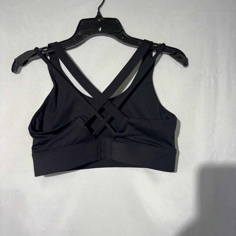 Women's Black Sports Bra dont have the size i think is médium